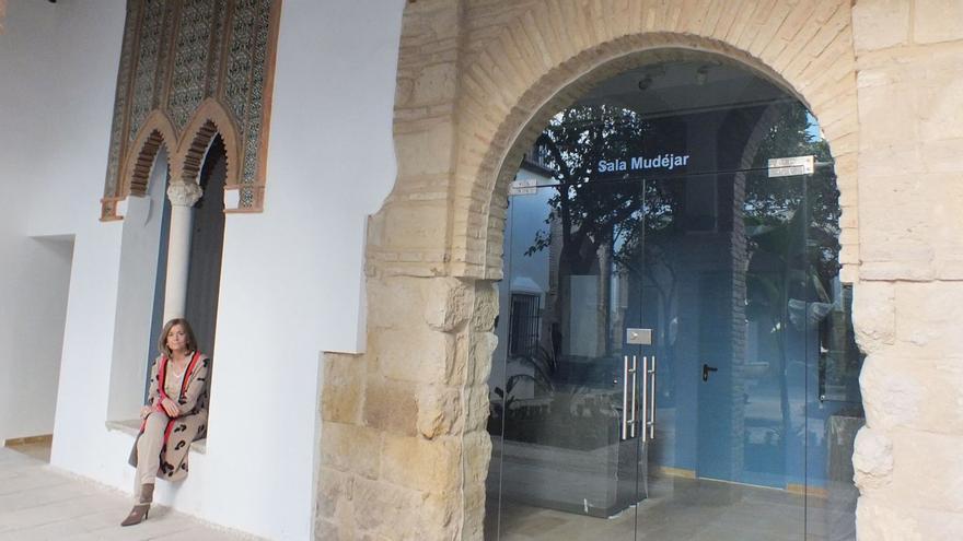 La directora del Archivo, bajo uno de los tres ajimeces de época y junto a la portada mudéjar recuperada.