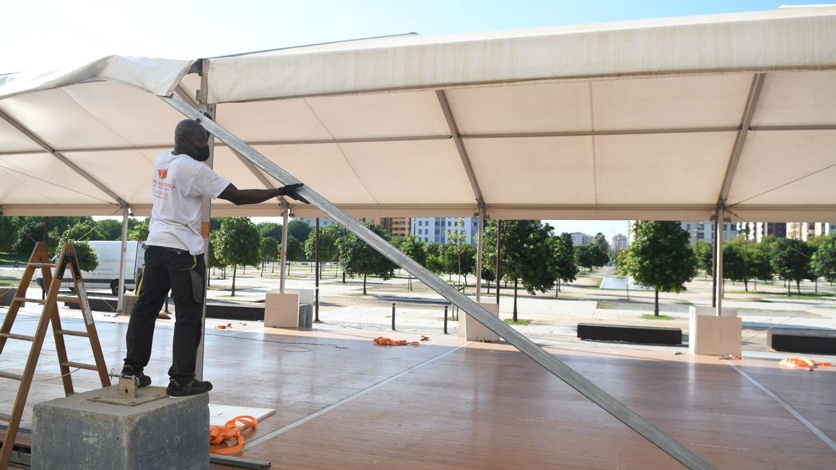 Desmontaje del punto de vacunación en el Auditori de Castelló.