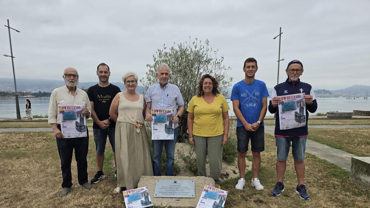 Integrantes de Irmandade do Dolmen y del Concello en la escultura que recuerda a los represaliados.