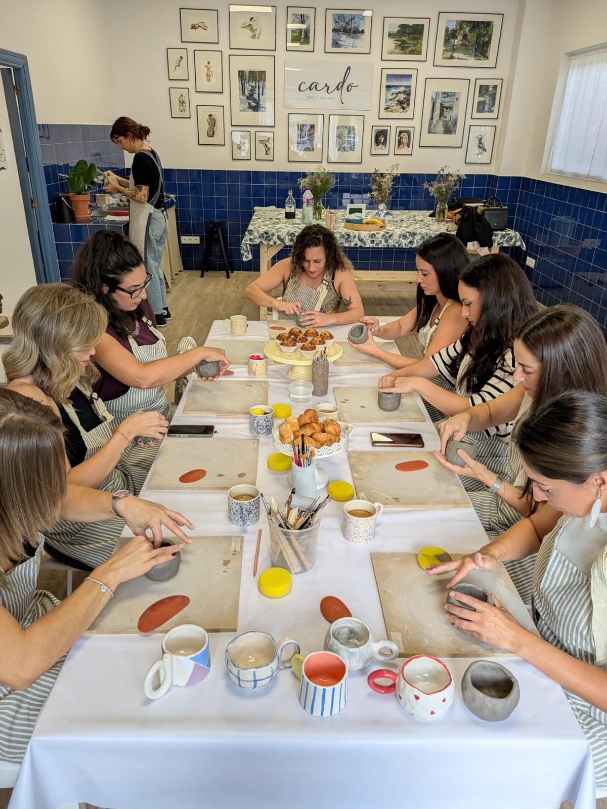 Realiación de un taller de cerámica en grupo en Cardo.