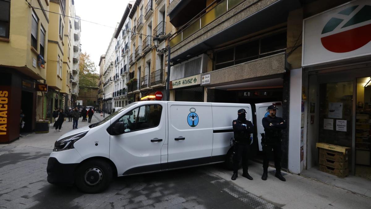 Levantamiento del cadáver de la mujer asesinada por su marido en Zaragoza