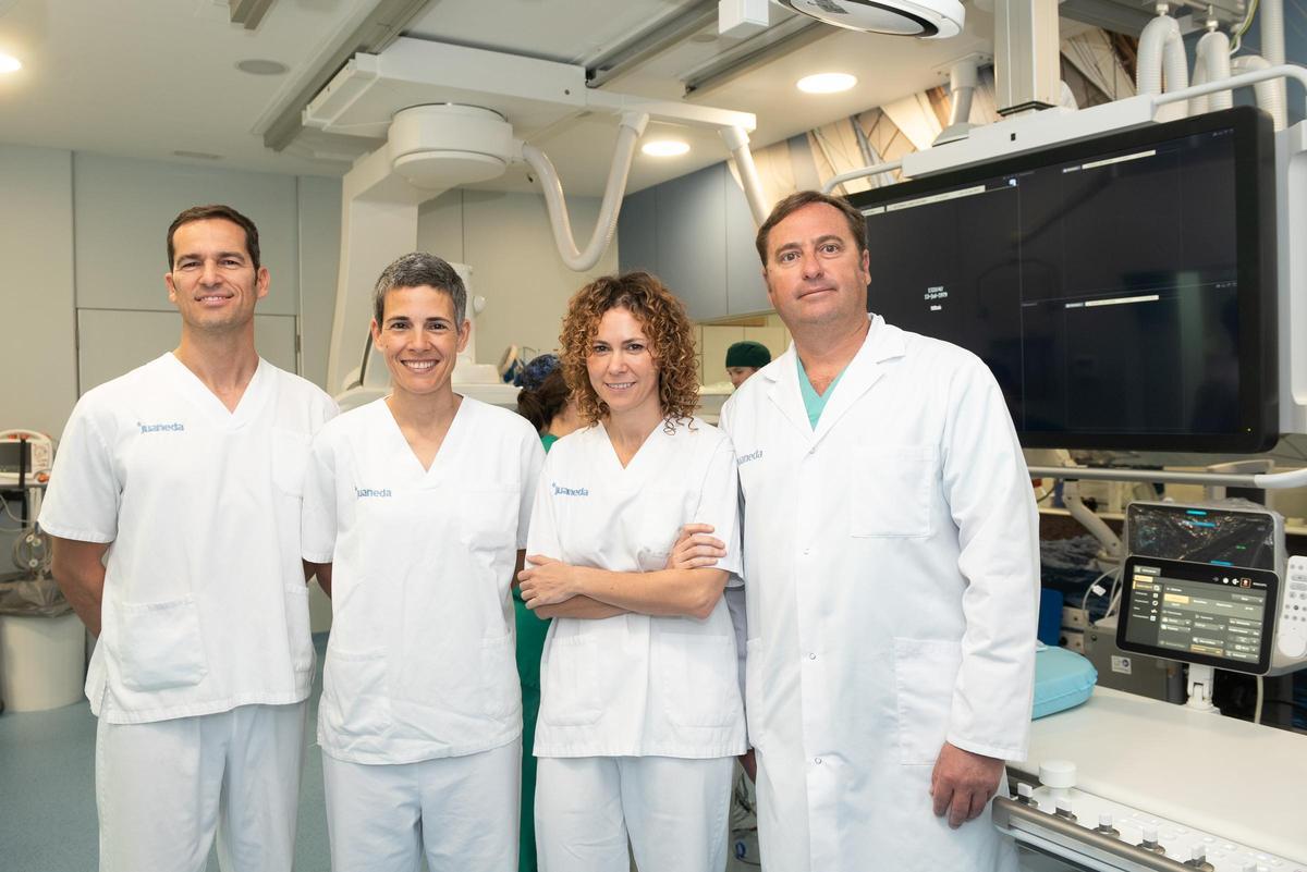 La Dra. Alguersuari con parte de su equipo de Radiología Intervencionista y cirugía de Juaneda de Hospitales, en la sala de intervenciones de Clínica Juaneda
