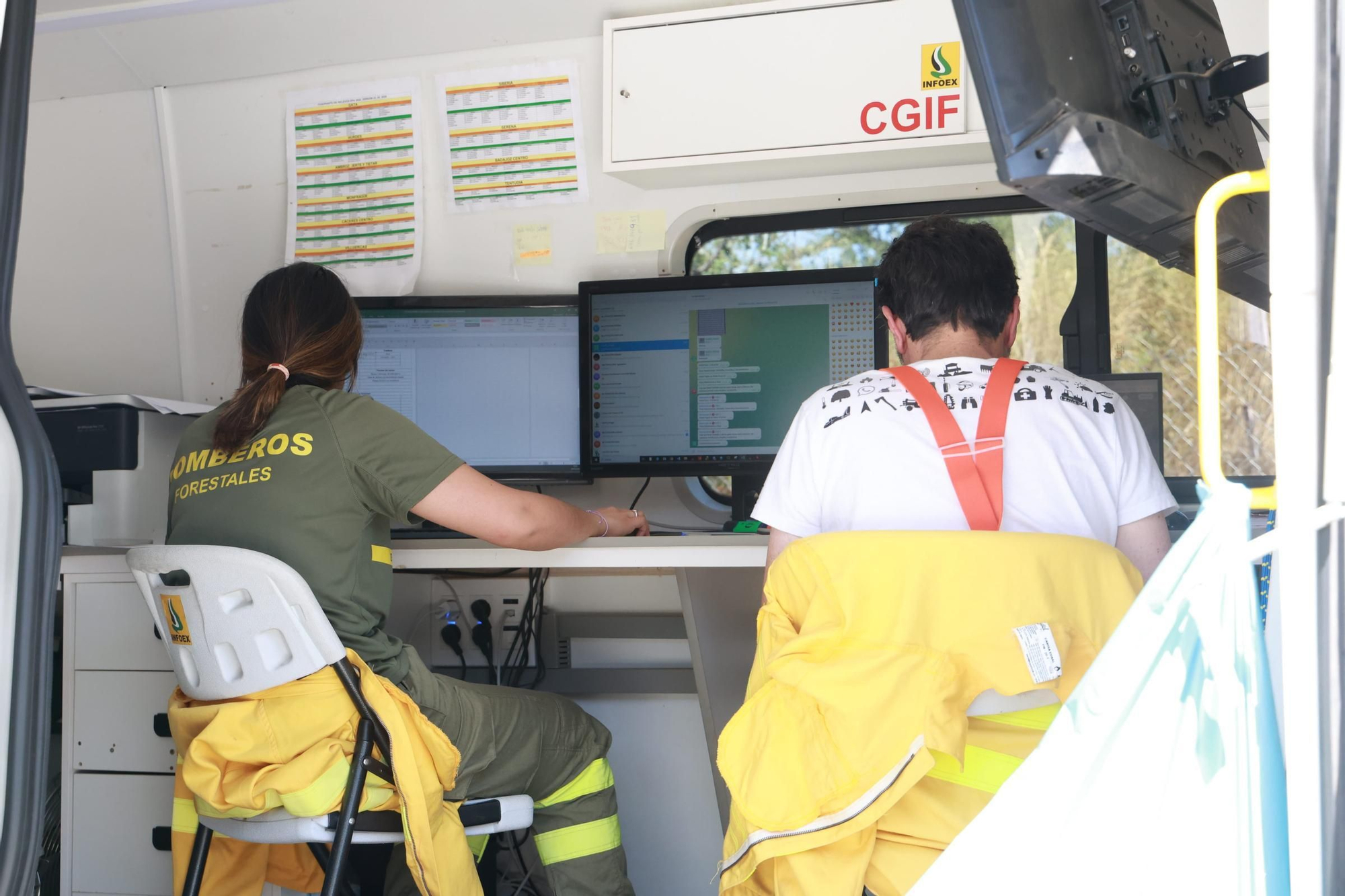 Así se está desarrollando el incendio en Valdecaballeros: desalojos, reuniones y muchos efectivos desplazados