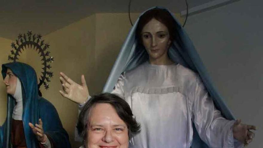 Isabel Trapero, junto a la Virgen de la Alegría confeccionada por su abuelo.