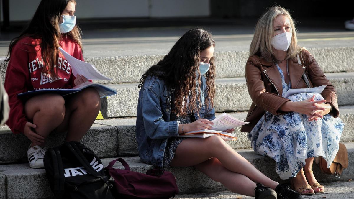 Alumnas a las puertas de la Universidad Complutense de Madrid.