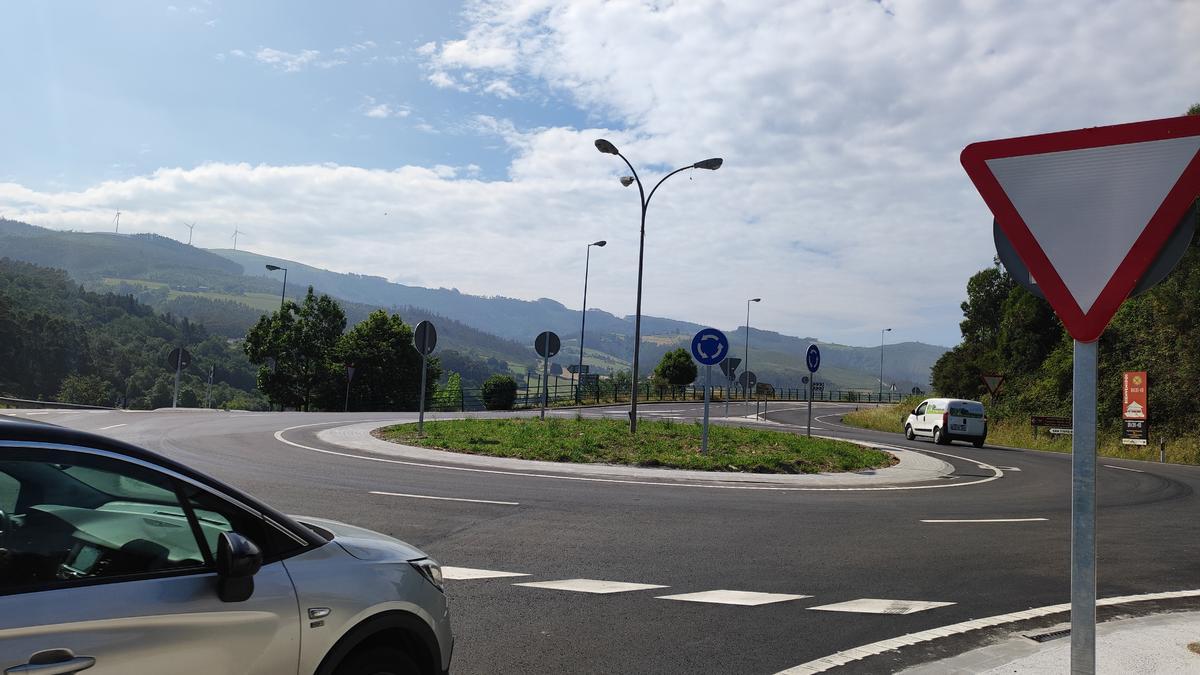 La nueva rotonda de acceso a la capital de San Tirso de Abres.