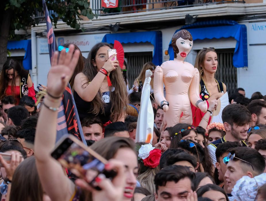 Millones de papelitos sobrevolaron a los miles de eldenses que se apiñaron cerca del castillo de Embajadas para escuchar y cantar el pasodoble Idella, que marca el comienzo de las fiestas