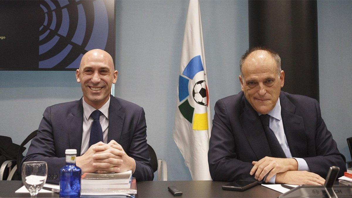 Luis Rubiales (izquierda) presidente de la Federación (RFEF) y Javier Tebas, presidente de la Liga (LFP)