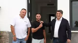 Raúl Nicola, el joven alicantino de 27 años que ha ganado en Málaga la rifa de una vivienda en Cuevas del Becerro: "Estoy en una nube. Me compró el número mi madre"