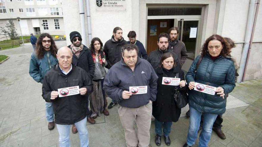 Corral, segundo por la izda. en primer término, con afectados por el ofimático y activistas de Stop Desahucios. 13fotos