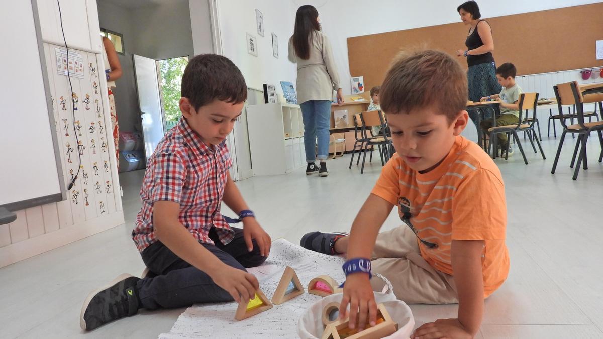 Dos alumnos en el aula del CRA Amencer, en San Paio, ayer.