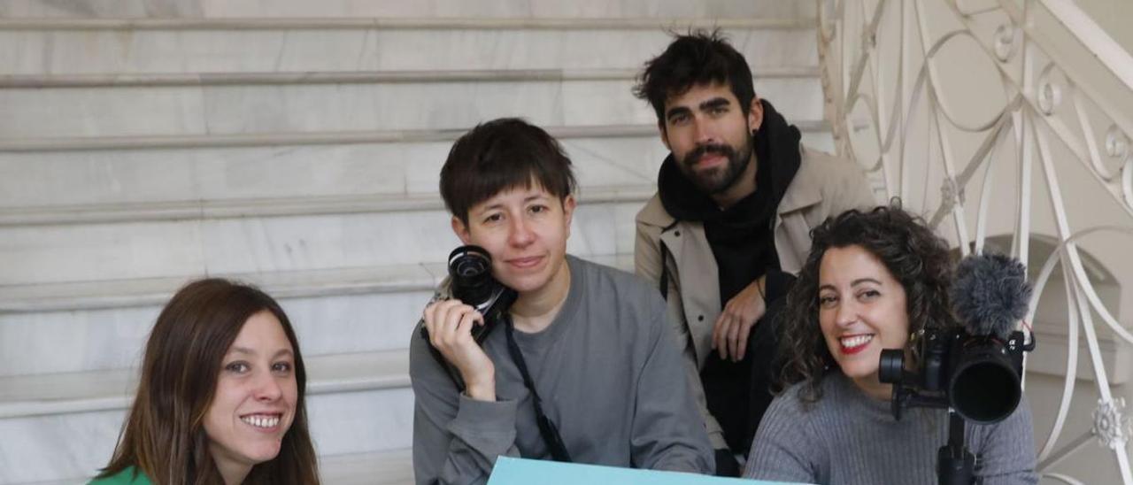 Por la izquierda, Eva R. Barril, Carolina Santos, Marcos Arroyo e Isabel B. Yende, con su equipo de grabación,  en la Escuela de Comercio.