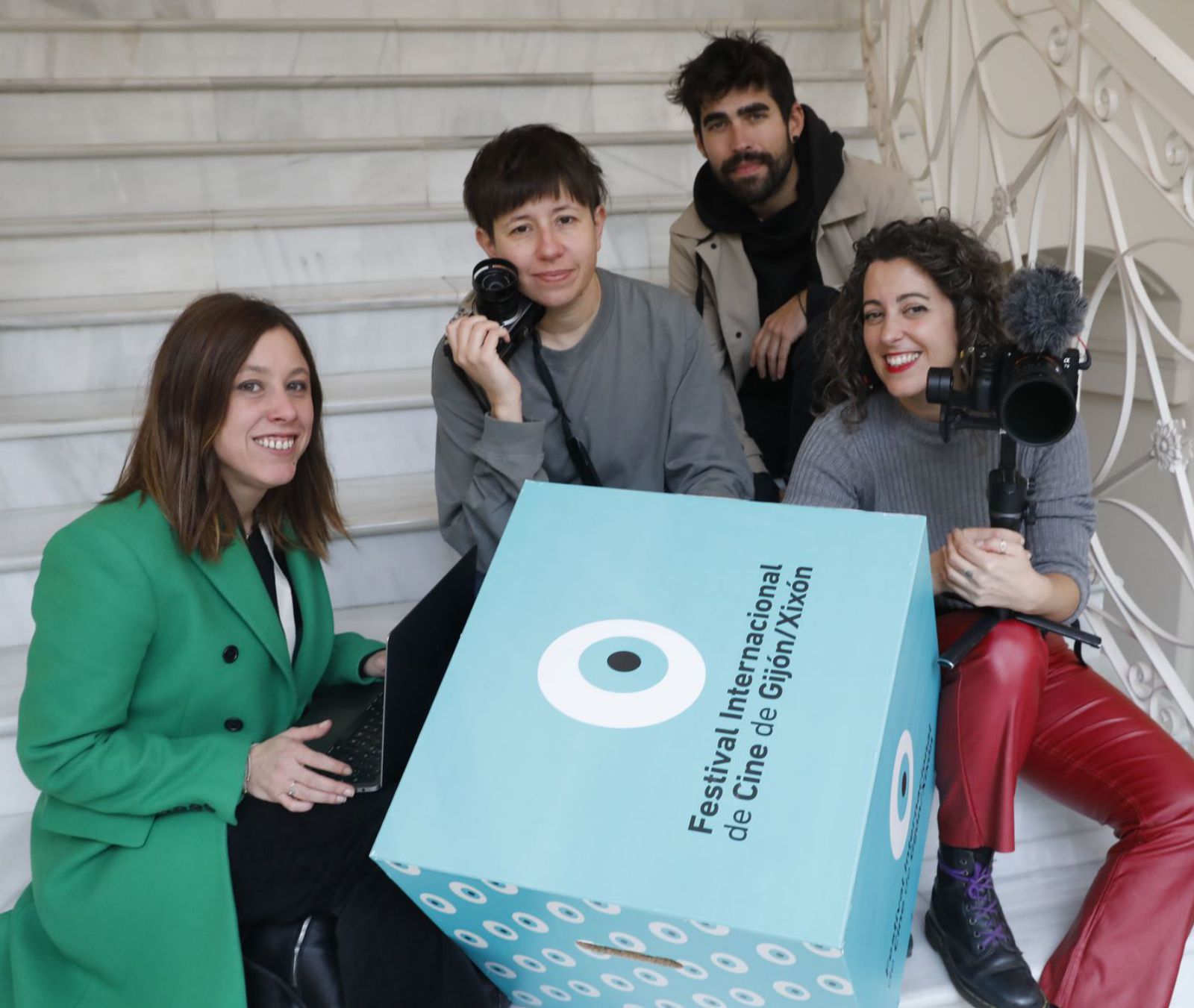 Por la izquierda, Eva R. Barril, Carolina Santos, Marcos Arroyo e Isabel B. Yende, con su equipo de grabación,  en la Escuela de Comercio. | Marcos León