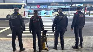 Los cuerpos de Mossos dEsquadra y la Guàrdia Urbana de Tarragona ante la planta baja de la estación de autobuses, que albergará la futura comisaría mixta de proximidad