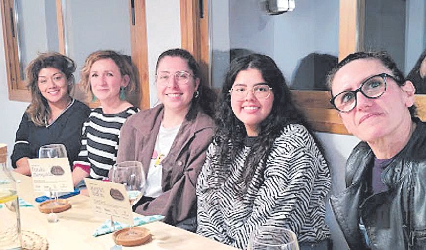 Benazir, Lina, Paula, Ingrid y Tona.