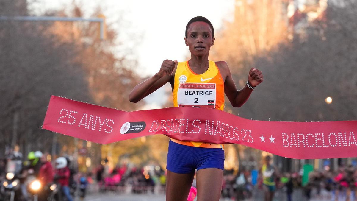 La corredora keniana Beatice Chebet vence y bate el récord del mundo de los 5 kilómetros en ruta durante la popular Cursa dels Nassos de Barcelona