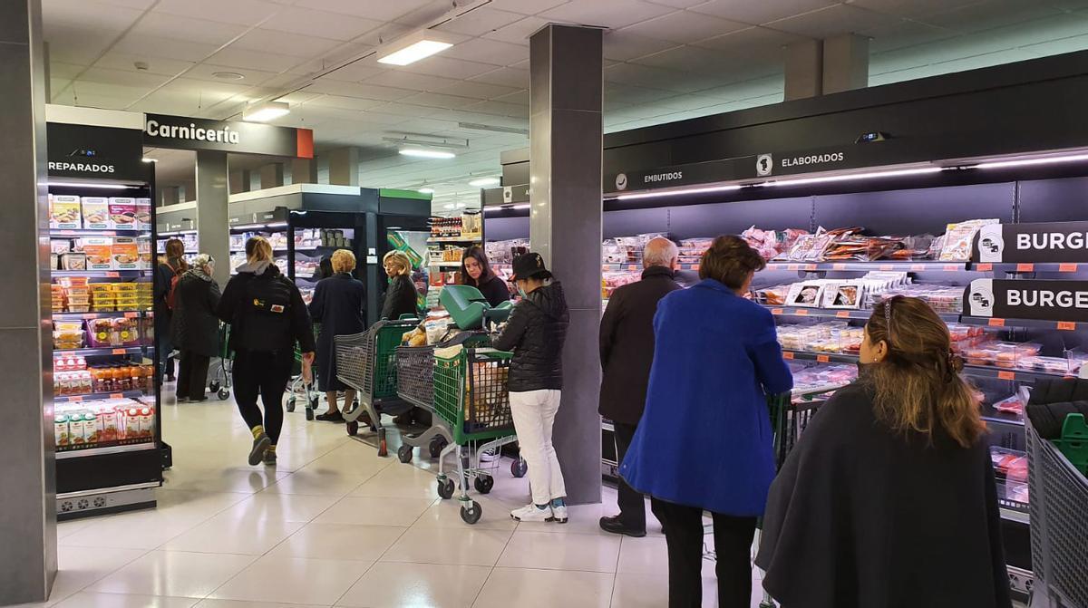 Archivo - Gente comprando en un supermercado.