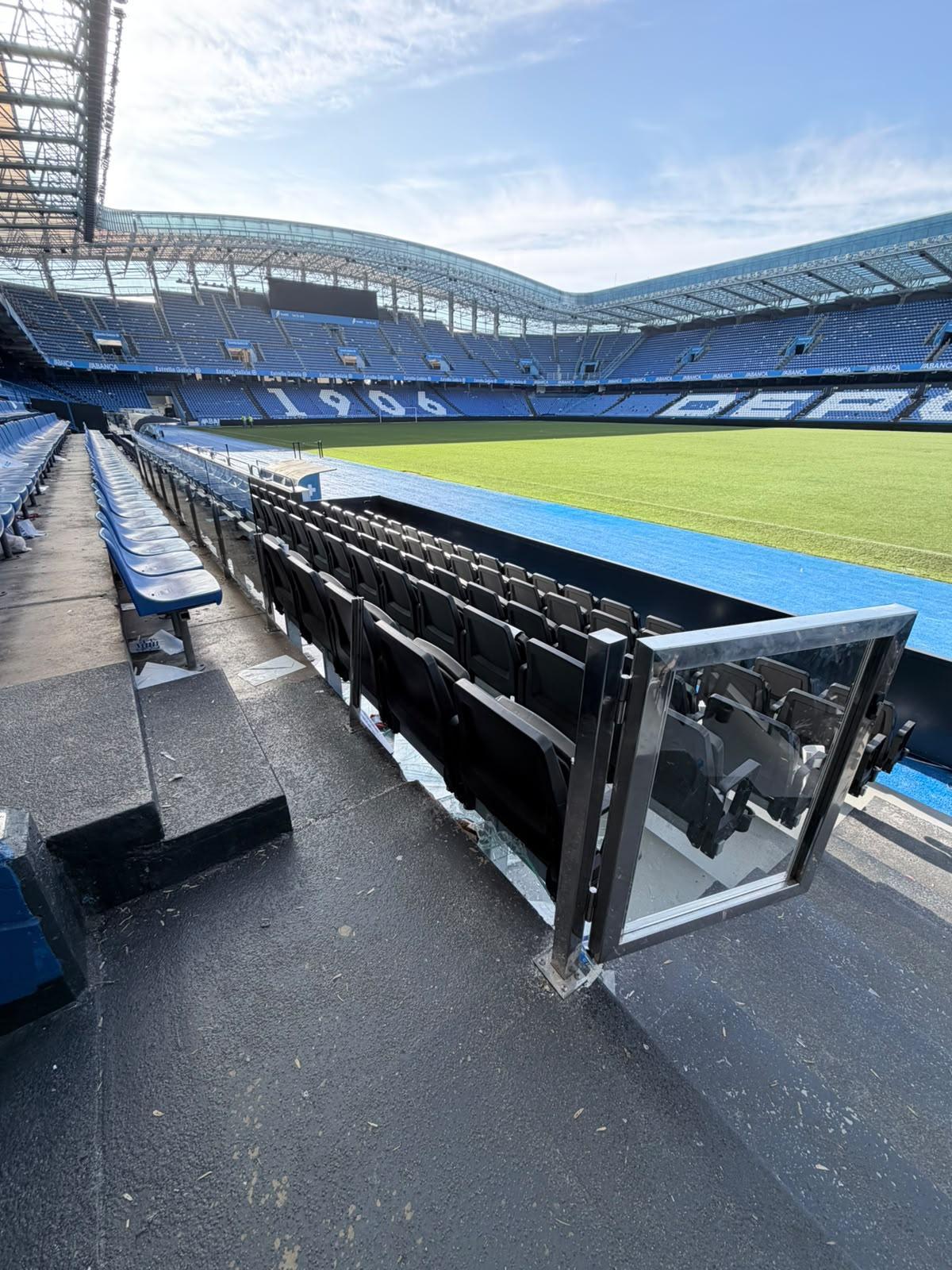 Destrozos en el estadio de Riazor en la fiesta del ascenso: 750 asientos arrancados y césped quemado