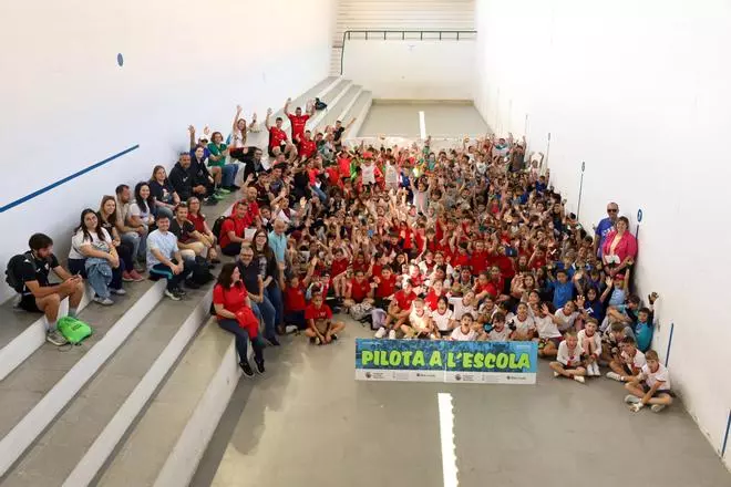 Uns 350 alumnes celebren a Tavernes de la Valldigna la Trobada de Pilota a l’Escola
