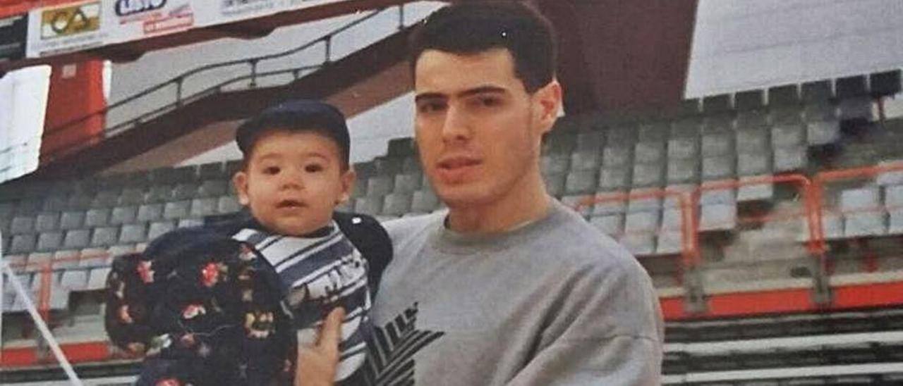 El pequeño Álex Abrines, en brazos de su padre, Gaby, en el Palacio de los Deportes de Gijón, durante la etapa en la que Gaby fue jugador del Gijón Baloncesto.