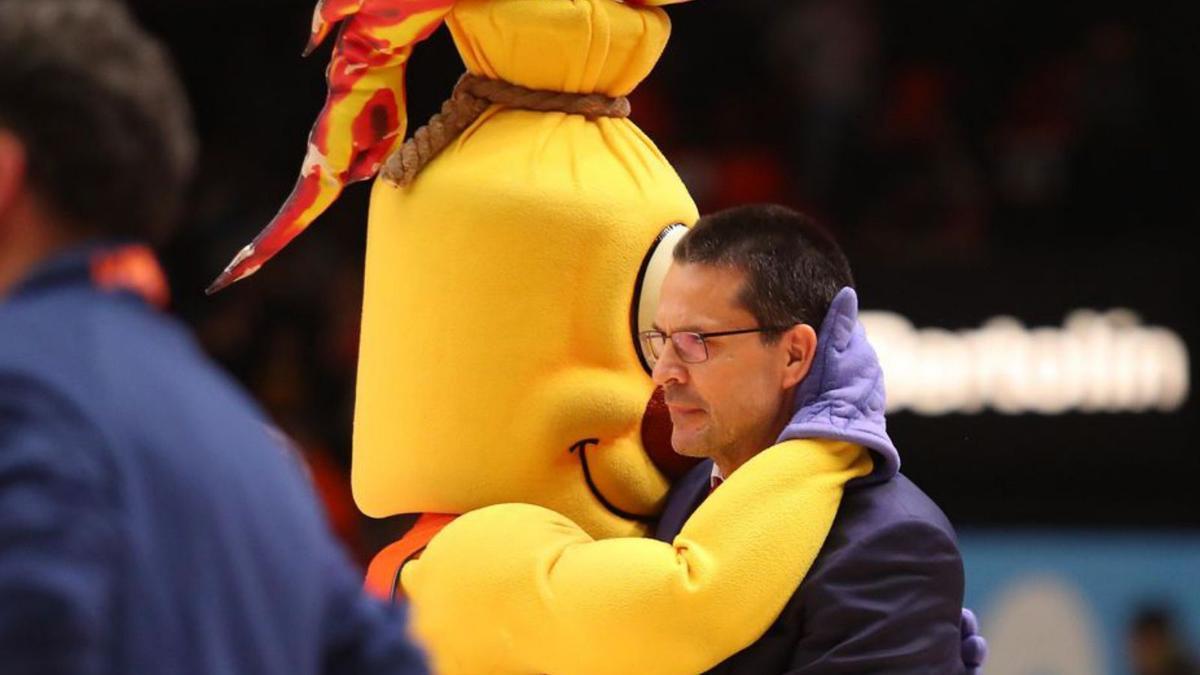 Pedro Martínez, con la mascota del Valencia Basket.  | F. CALABUIG