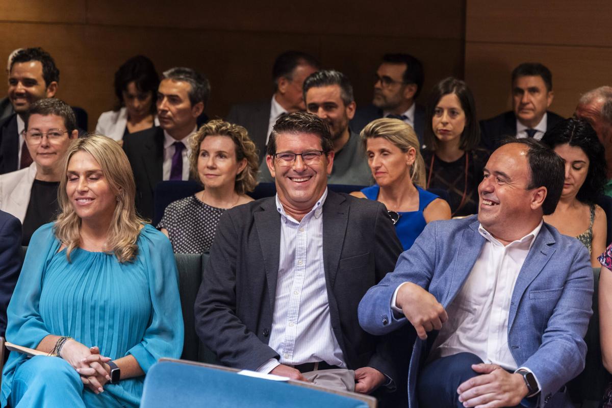 València. VLC. Pleno de constitución de la Diputación de València en el que la única diputada de la Vall Ens Uneix, Natalia Enguix, se ha votado asi misma, impidiendo así la presidencia del socialista Carlos Fernandez Bielsa y dándosela al PP en la figura de Vicente Mompó. DV . PLENO . CONSTITUCIÓN DE LA DIPUTACIÓN DE VALÈNCIA . PRESIDENTE DV . VICENTE MOMPÓ DEL PPCV . JORGE RODRIGUEZ