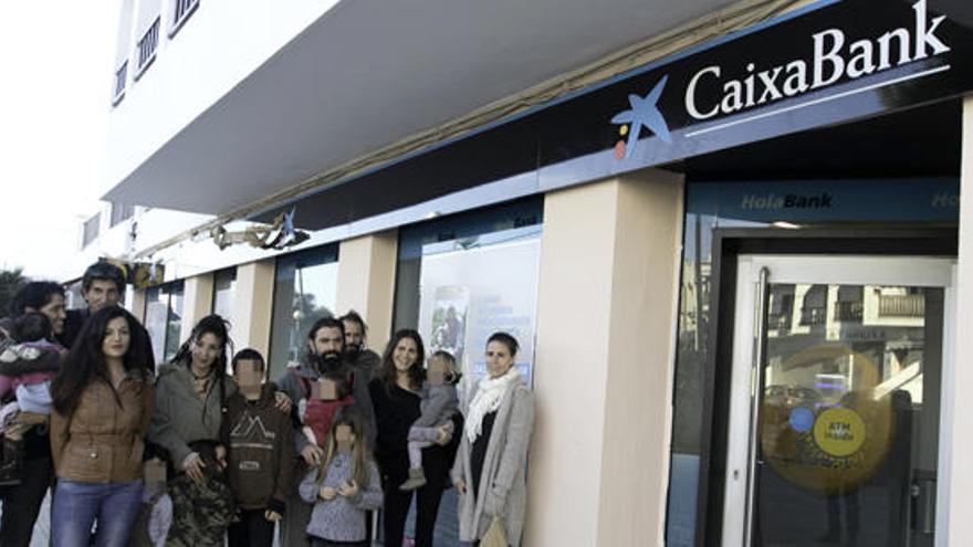 Algunos de los vecinos escenificaron ayer una protesta en la oficina de La Caixa de Jesús.