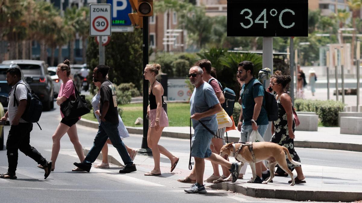 Un termómetro en Málaga capital, en julio pasado, con un registro de 34 grados.