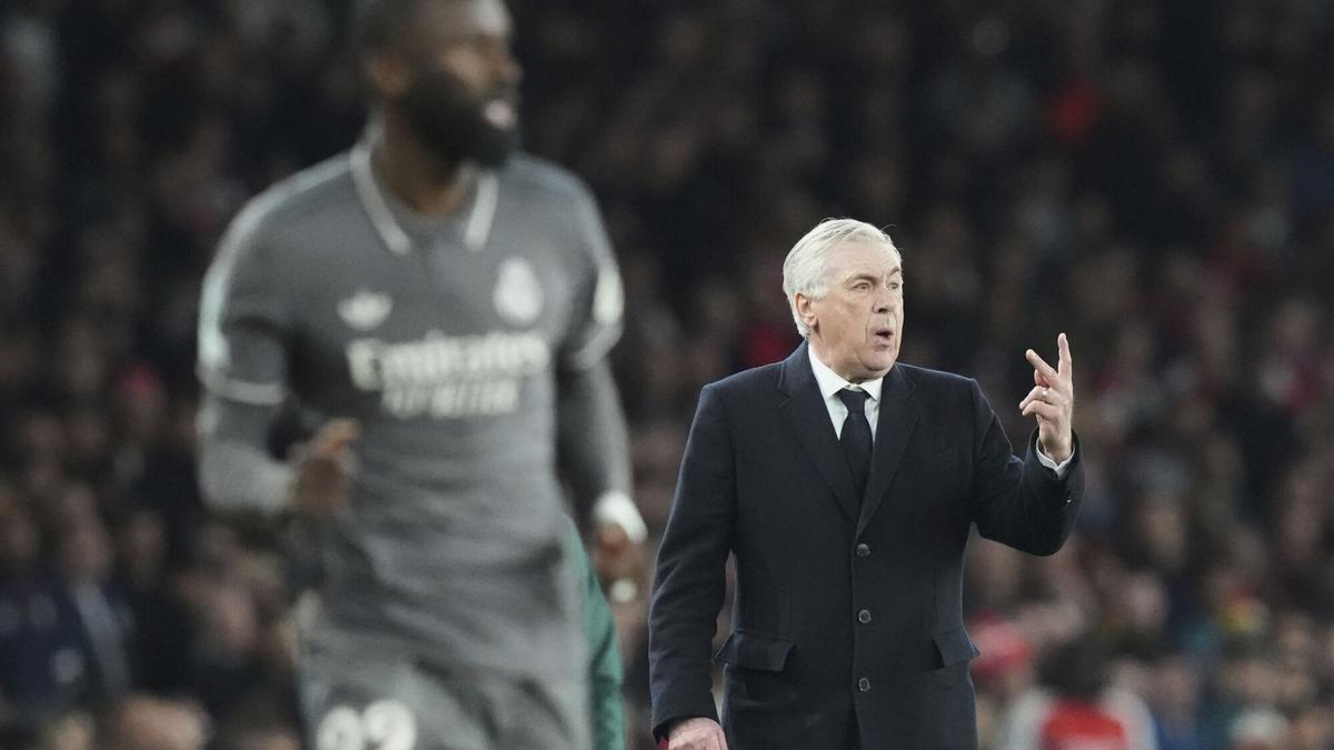 Carlo Ancelotti da instrucciones durante el partido de Champions entre el Arsenal y el Real Madrid en el Emirates Stadium