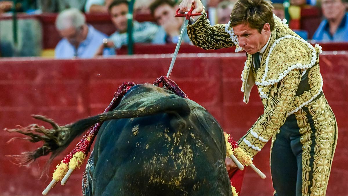 El Juli entrando a matar, en la Misericordia, en una imagen de archivo.