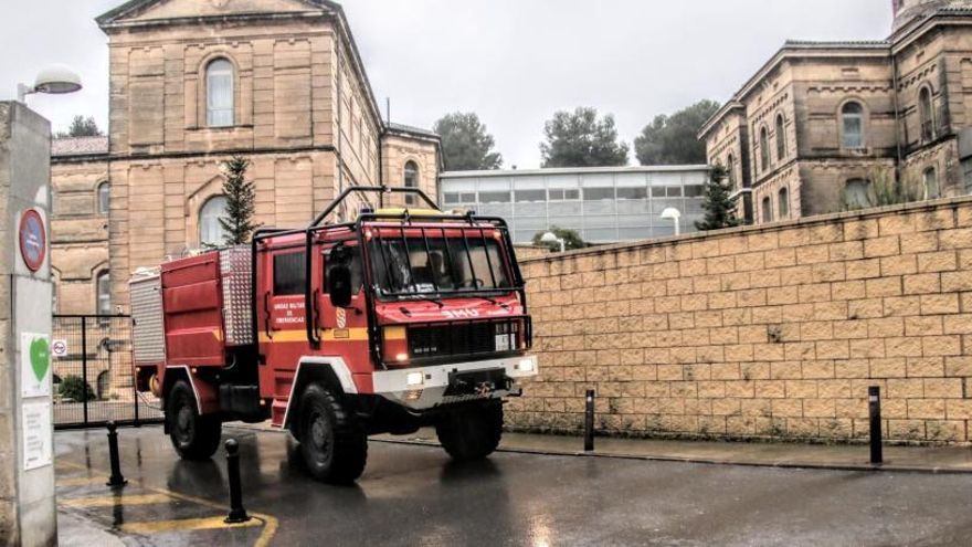 Un vehículo de la Unidad militar de Emergencias (UME) saliendo de la residencia tras realizar una nueva desinfección