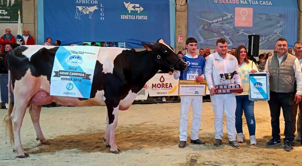 La vaca ganadora, con Iker, Iván y sus padres