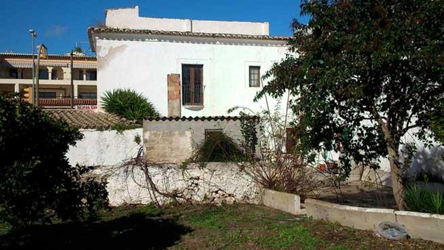 Partes del techo se han caído en la zona de los antiguos corrales.