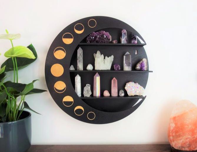 Estantería de madera en forma de media luna