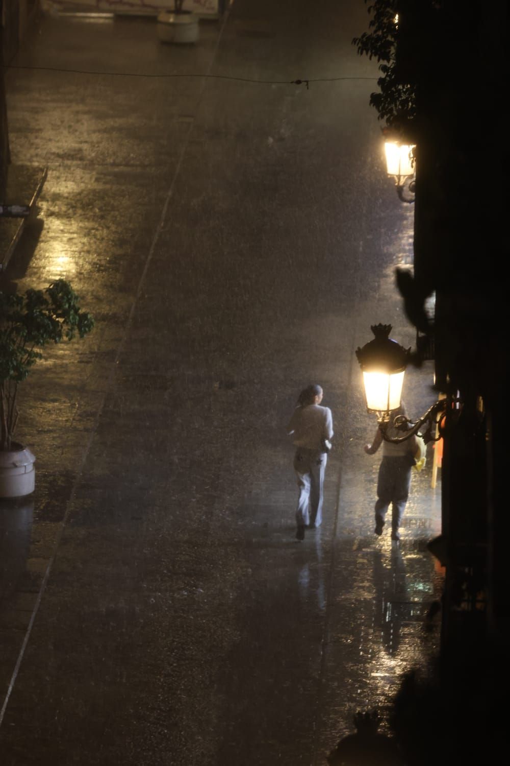 La tormenta descarga con fuerza sobre València