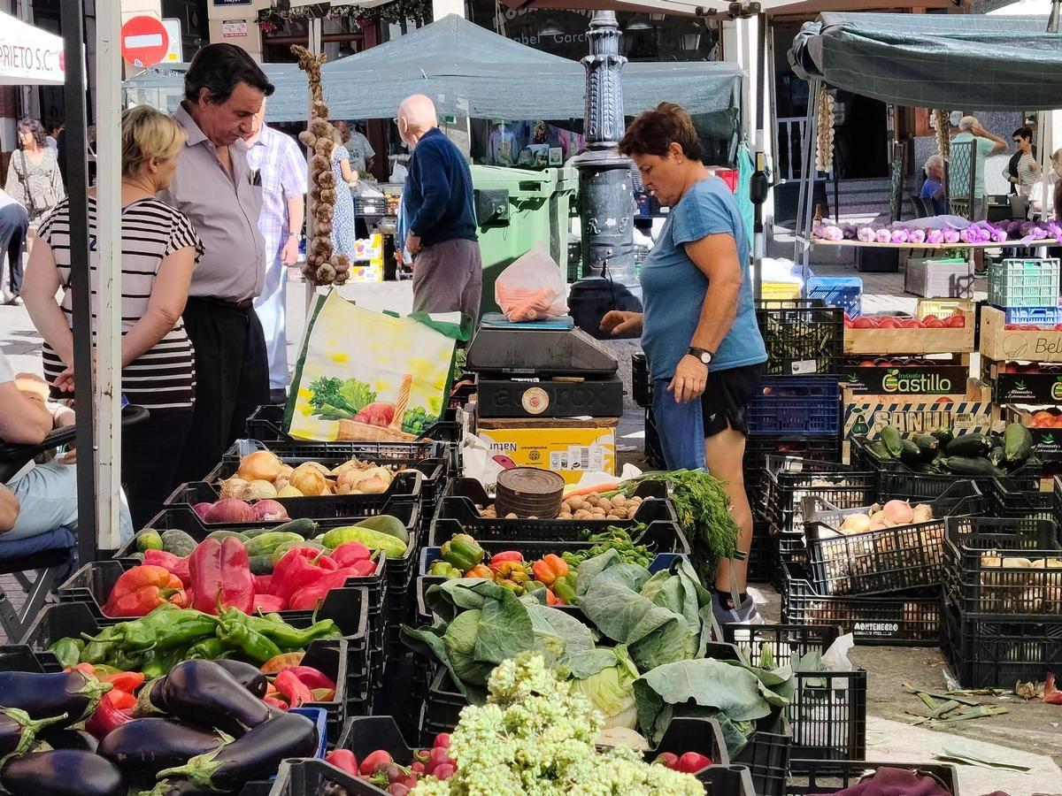 GALERÍA | El mercado de frutas y verduras de Benavente, en imágenes