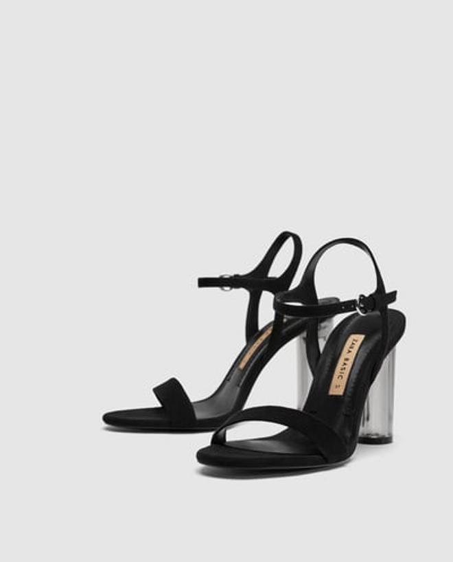 Sandalia negra con tacón de metacrilato de Zara (Precio: 29,95 euros)
