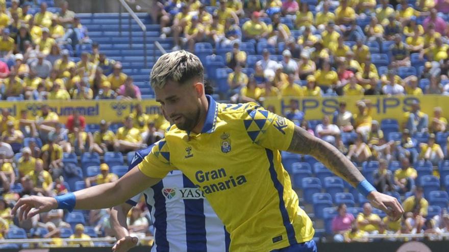 Adnan Januzaj controla la pelota en el partido de la UD contra uno de sus ex equipos, la Real Sociedad. | JOSÉ C. GUERRA