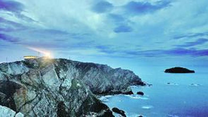 A la izquierda, el Cabo Peñas de noche. En el centro, el bosque de Muniellos. A la derecha, el Cabo Vidio. | lne