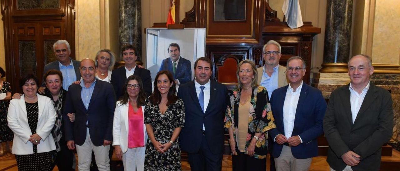 Carlos Negreira, junto a la alcaldesa y los miembros de su Gobierno durante su mandato.   | // VÍCTOR ECHAVE