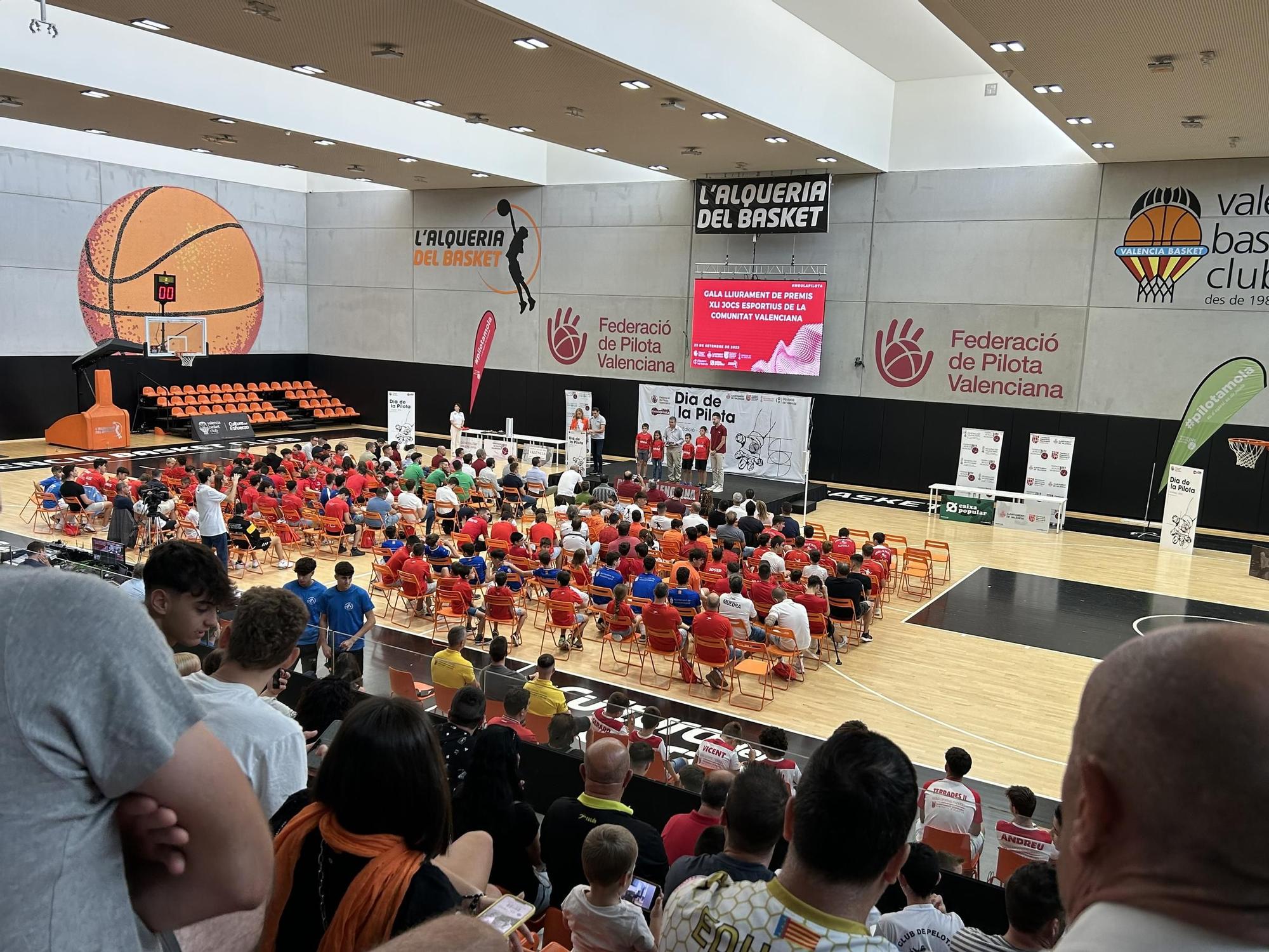 Imatge de l'Alqueria del Basket amb totes les escoles premiades dels JECV 2022 23.