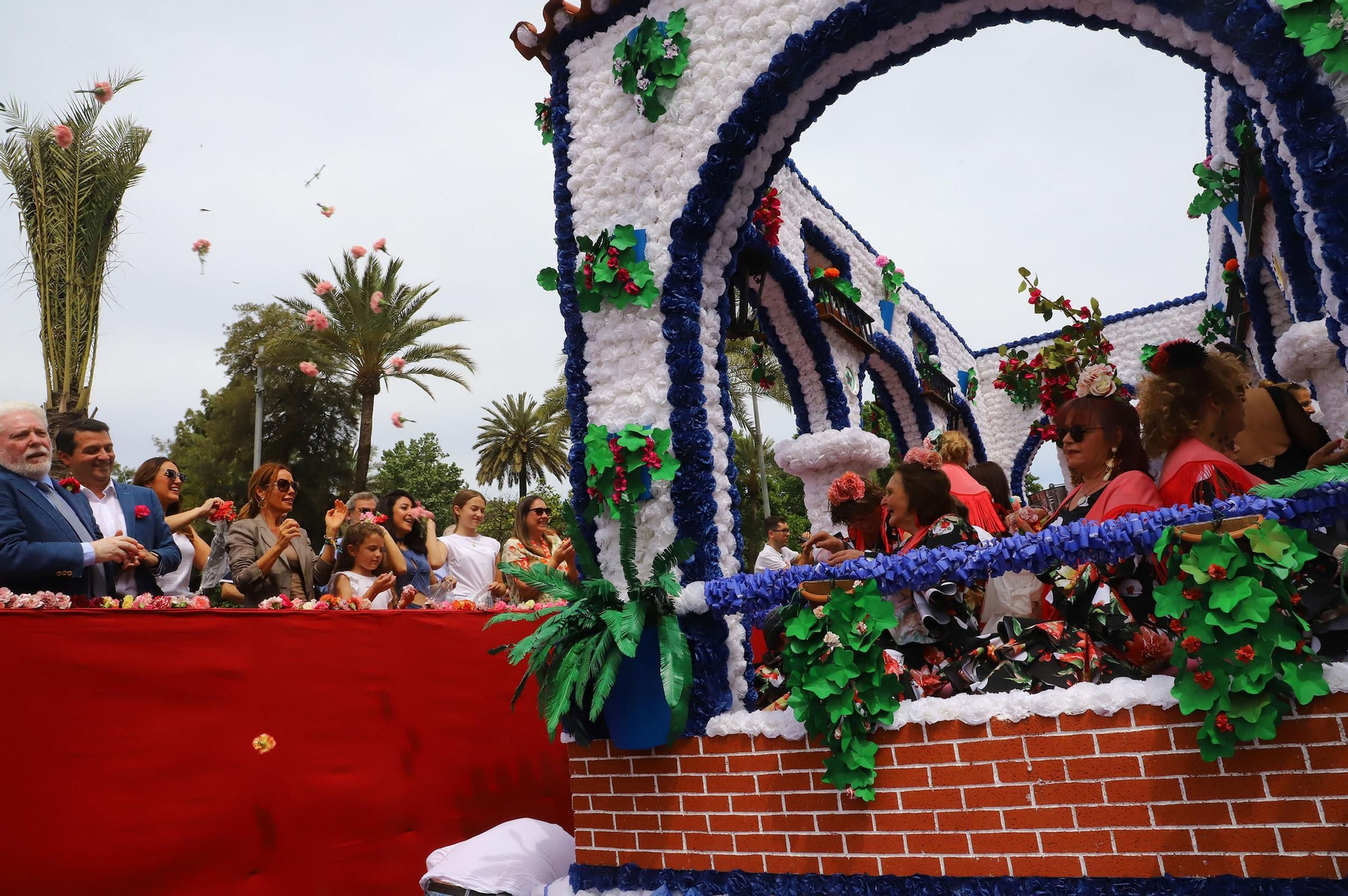 La Batalla de las Flores abre el Mayo festivo en Córdoba con 90.000 claveles