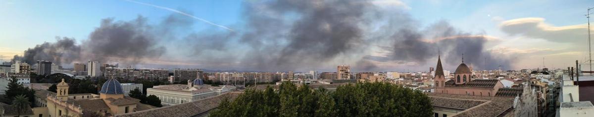 Incendio en un edificio de Campanar, en València.