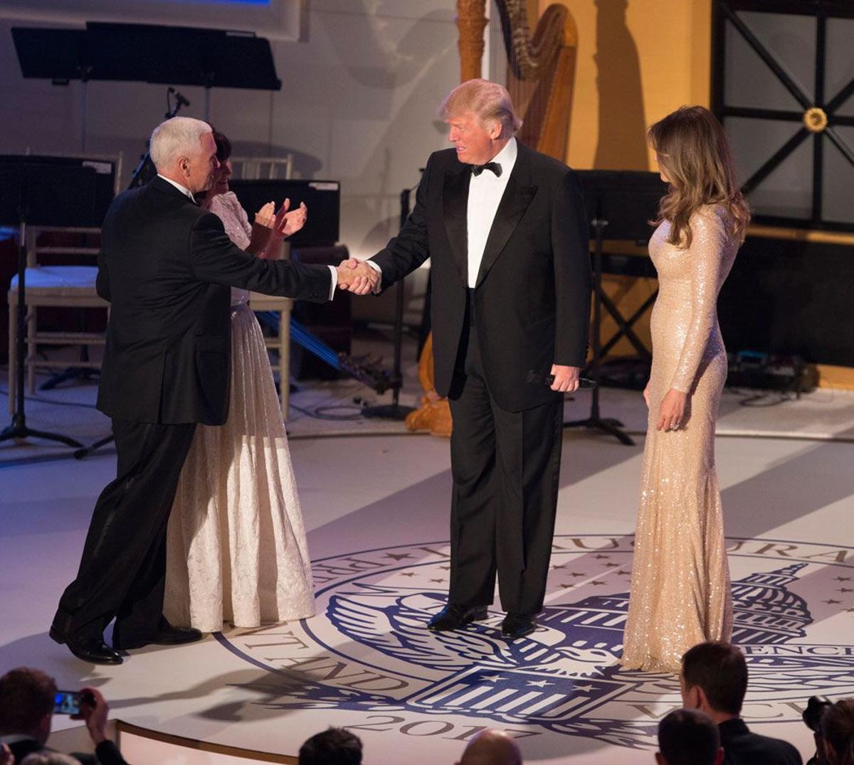 Melania Trump con vestido dorado de Reem Acra en su primera cena de gala junto a Donald Trump