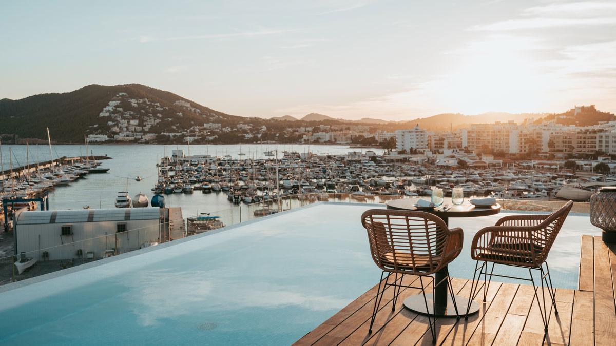 Vista desde la piscina del hotel Aguas de Ibiza.