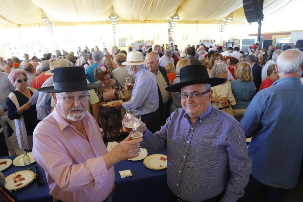 Brindis en la caseta de la Federación de Peñas Cordobesas.