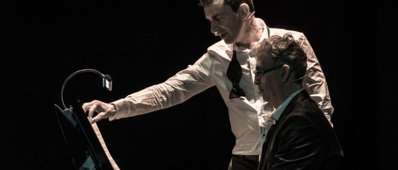 El cantante Diego Román y el pianista Santi Pérez, durante el montaje escénico-musical ‘Sinatra, 25 años sin la voz’.   |  ANA G HERNANDO