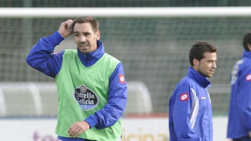 Borja, en primer término, y Bruno Gama, al fondo, en la sesión de ayer en Abegondo. / fran martínez