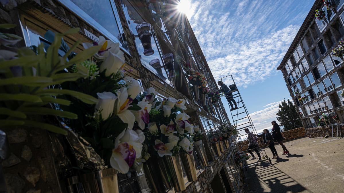 Un treballador dels cementiris de Barcelona estafa vuit famílies