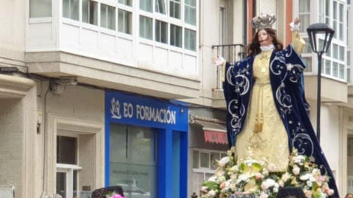 Las mantillas vuelven a lucir para honrar a la Asunción en Vegadeo - La ...